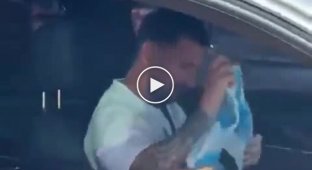 Messi met fans in a traffic jam and gave them an autograph