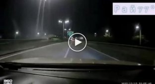 Искрящаяся легковушка попала на видео на китайской магистрали