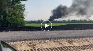 Сбитый Вагнером российский вертолет, горящий в Воронежской области