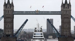 Яхта российского олигарха Андрея Мельниченко впечатлила жителей Лондона (8 фото)