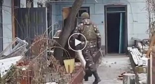 Российские оккупанты разбрассывают гранаты в Камянке, конец марта 2022 г