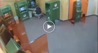 Опытный взломщик банкоматов за работой