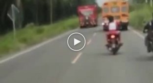 Неудачная попытка обгона на мотоцикле
