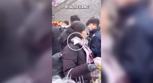 Полицейский показал, насколько легко вытащить смартфон из чужого кармана в общественном месте