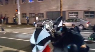 Протестующие из Портленда прикрываются зонтами от спецназа