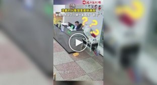Сотрудник закусочной лег спать прямо за кассой