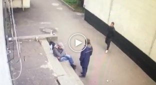 В Москве наглый грабитель избил мужчину под камерой наблюдения