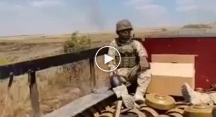 Украинские солдаты везут мины ТМ-62
