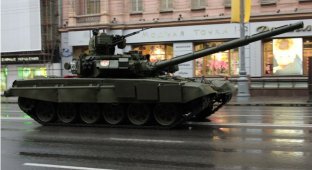 Танковый блицкриг на улицах Москвы (19 фото)