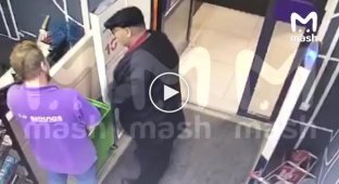 In Moscow, an icon painter came to rob a liquor store with a toy machine