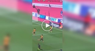 Футболист едва не сломал шею во время празднования гола
