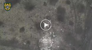 Поранений окупант дивиться на залишки своєї ноги після скидання боєприпасу з українського дрону