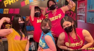 В Японии открылся бар для любителей мускулистых девушек (8 фото)