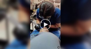 Клієнтка прийшла на допомогу майстру педикюру