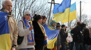 Хроники оккупации Крыма: как морпехи с оккупантами в футбол играли, а крымчане митинговали против России