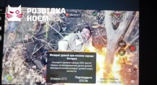 A Russian invader with a severed leg burns alive on the battlefield