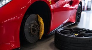 У Ferrari придумали систему екстреного відділення коліс - заради безпеки (5 фото)
