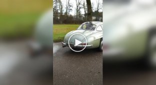 Красивый дизайн и звук модели Mercedes-Benz 300SL