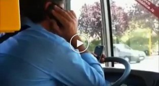 Итальянский водитель автобуса с 2-мя телефонами за рулем