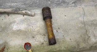 An elderly Chinese woman in her 20s used a grenade as a hammer (2 photos + 1 video)