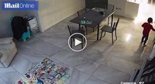 Оторвавшаяся от холодильника дверца чудом не пришибла ребёнка