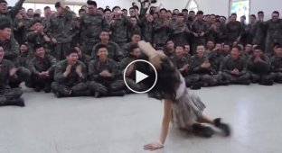 В Южной Корее певица исполнила откровенный танец перед солдатами