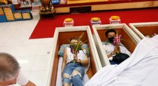 Лег в гроб и очистился (3 фото)