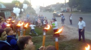 Школьники из Брянска устроили факельное шествие (3 фото)