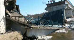 В Приморье рухнул автомобильный мост (3 фото + видео)