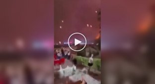 В Китае шоу дронов внезапно превратилось в «огненный дождь»