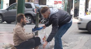 Помощь бездомному мужчине (4 фото)