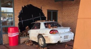 Автомобиль в кирпичной стене: выпускники разыграли директора школы (4 фото)