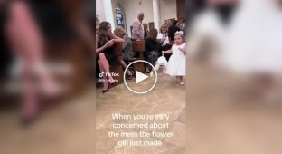 Діти несли молодятам кільця і ​​квіти на весіллі, але щось пішло не так