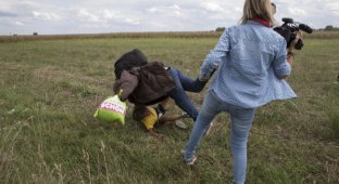 Венгерская журналистка пнула девочку мигранта, из-за чего ее уволили (2 фото + 3 видео)