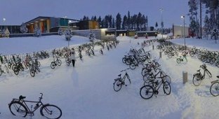 Финские школьники продолжают ездить в школу на велосипедах при температуре -17 C (6 фото)