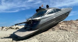 A luxury yacht left for a Spanish island due to a navigation error (2 photos + 3 videos)