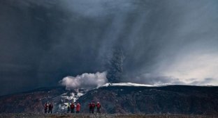 Вулкан на расстоянии руки (11 фотографий)