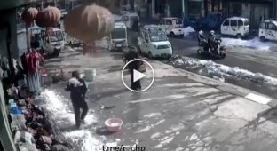 Китаянка вовремя отошла от места падения снега