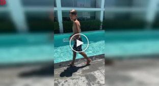 Когда снимаешь ребенка у бассейна и случайно ловишь бонус