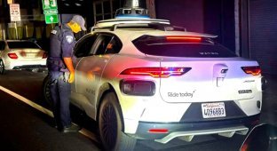 Поліція зупинила безпілотний автомобіль за незаконний розворот, але не змогла виписати штраф (2 фото)