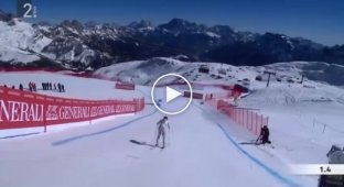 Лыжницу пришлось эвакуировать на вертолете после жуткого падения на соревнованиях в Италии