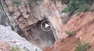 Mine collapse in India caught on video