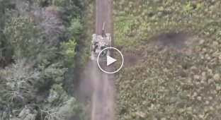 Российский танк дважды поражен гранатами, сброшенными с дронов