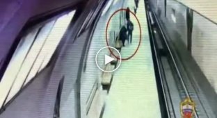 В Москве на Третьяковской станции метро мужик украл у пенсионерки телефон и сел в поезд