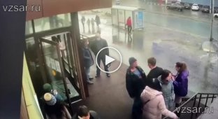 Видеокамера засняла смертельную драку у саратовского МФЦ