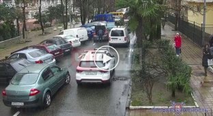 В Сочи эвакуатор зацепил дерево и повредил два легковых автомобиля
