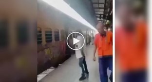 Attempted theft through a train window ended unexpectedly for the thief