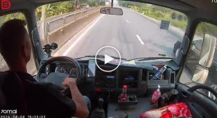 Vietnamese driver rescued a child on a busy highway.