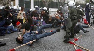 Полиция избила студентов во время протестов в Афинах (10 фото)