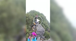 Турист чудом выжил после падения с 40-метровой скалы во время селфи